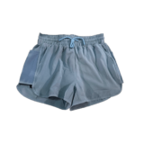 Shorts deportivos de color azul claro, con cintura elástica y cordón ajustable, ideales para actividades al aire libre y ejercicio.